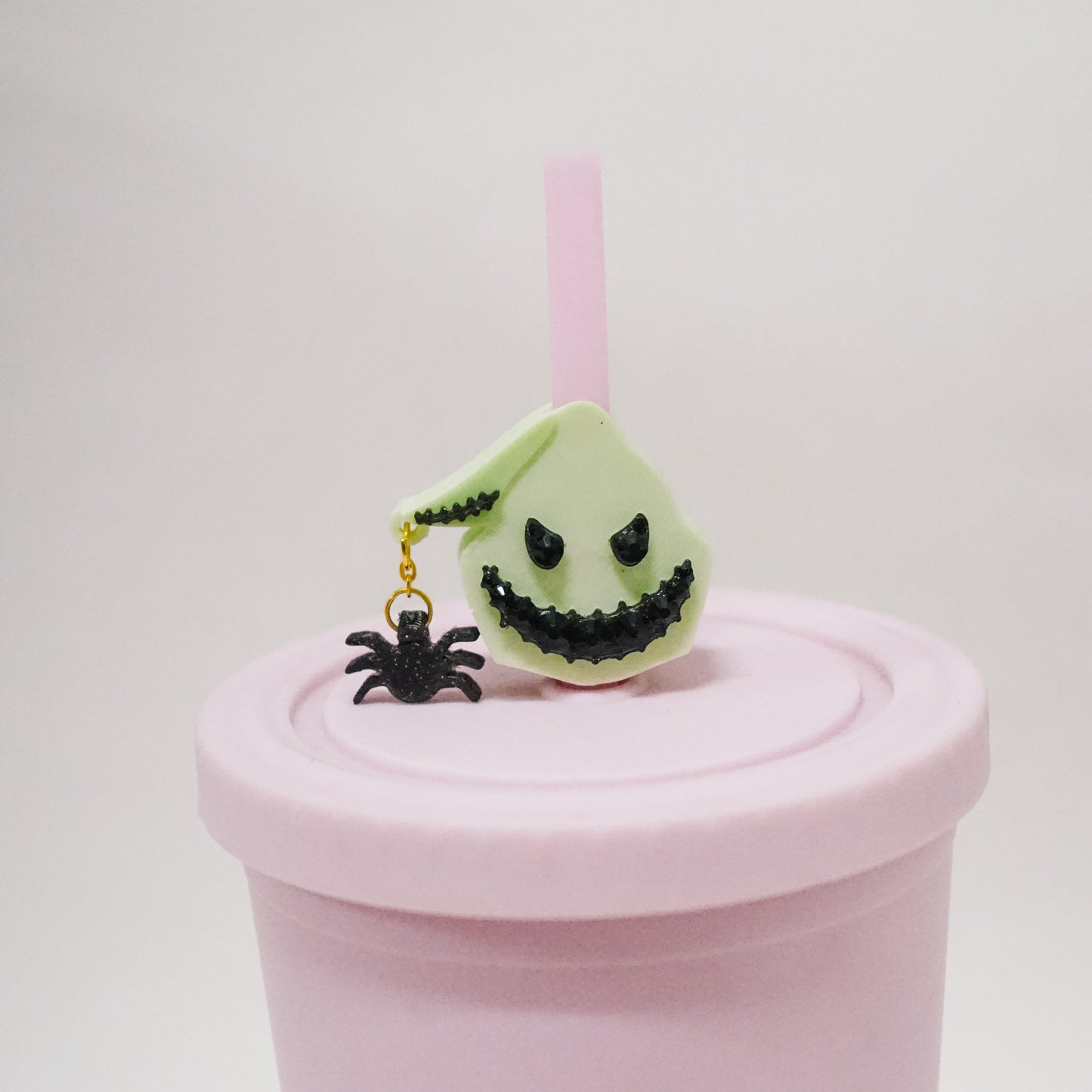 Dangling Oog Straw Charm